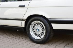 BMW 740i 1992 года  (UK)